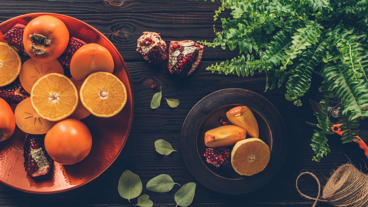 Whole, sliced or sectioned oranges, pomegranates, apricots and persimmons fruit